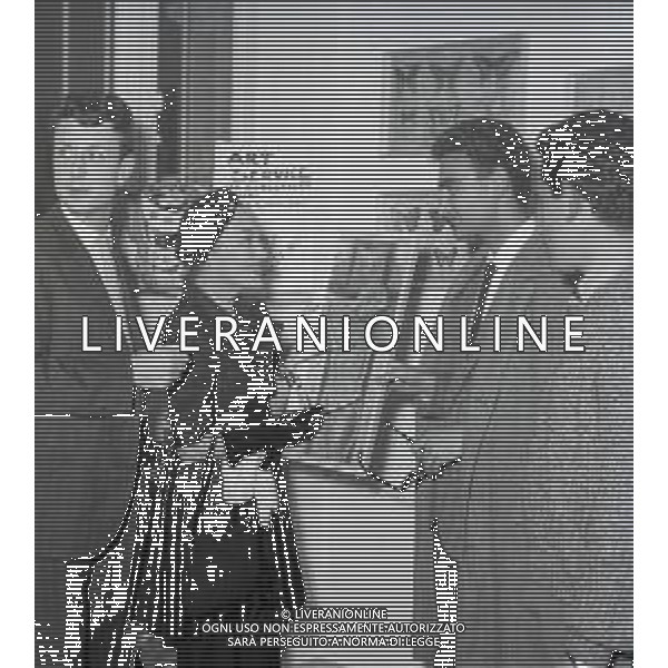 RETROSPETTIVA GLORIA SWANSON PSEUDONIMO DI GLORIA MAY JOSEPHINE SVENSSON ATTRICE NELLA FOTO GLORIA SWANSON PSEUDONIMO DI GLORIA MAY JOSEPHINE SVENSSON A ROMA NELL\'ANNO 1953 A UNA MOSTRA DI PITTORI FOTO SANDRO VESPASIANI-AG ALDO LIVERANI SAS