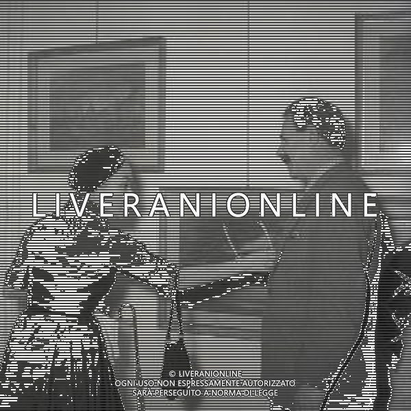 RETROSPETTIVA GLORIA SWANSON PSEUDONIMO DI GLORIA MAY JOSEPHINE SVENSSON ATTRICE NELLA FOTO GLORIA SWANSON PSEUDONIMO DI GLORIA MAY JOSEPHINE SVENSSON A ROMA NELL\'ANNO 1953 A UNA MOSTRA DI PITTORI FOTO SANDRO VESPASIANI-AG ALDO LIVERANI SAS