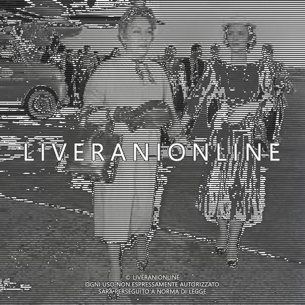 RETROSPETTIVA GLORIA SWANSON PSEUDONIMO DI GLORIA MAY JOSEPHINE SVENSSON ATTRICE NELLA FOTO GLORIA SWANSON PSEUDONIMO DI GLORIA MAY JOSEPHINE SVENSSON A ROMA NELL\'ANNO 1955 CON LA FIGLIA FOTO SANDRO VESPASIANI-AG ALDO LIVERANI SAS