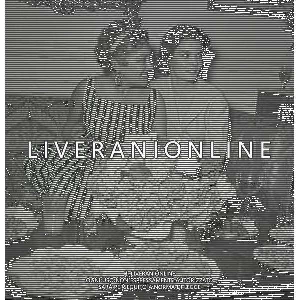 RETROSPETTIVA GLORIA SWANSON PSEUDONIMO DI GLORIA MAY JOSEPHINE SVENSSON ATTRICE NELLA FOTO GLORIA SWANSON PSEUDONIMO DI GLORIA MAY JOSEPHINE SVENSSON A ROMA NELL\'ANNO 1955 CON LA FIGLIA FOTO SANDRO VESPASIANI-AG ALDO LIVERANI SAS