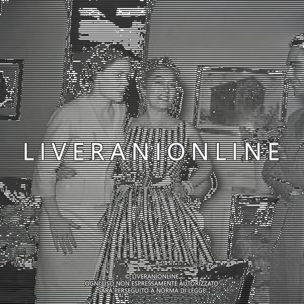 RETROSPETTIVA GLORIA SWANSON PSEUDONIMO DI GLORIA MAY JOSEPHINE SVENSSON ATTRICE NELLA FOTO GLORIA SWANSON PSEUDONIMO DI GLORIA MAY JOSEPHINE SVENSSON A ROMA NELL\'ANNO 1955 CON LA FIGLIA FOTO SANDRO VESPASIANI-AG ALDO LIVERANI SAS