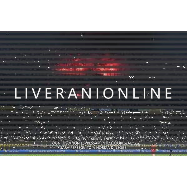 tifosi Benfica lanciano fumogeni nei settori sottostanti Inter vs Benfica Milano 19-04-2023 Stadio Giuseppe Meazza - San Siro UEFA Champions League quarti di finale - gara di ritorno foto Roberto Garavaglia/ag. Aldo Liverani sas/AGENZIA ALDO LIVERANI SAS
