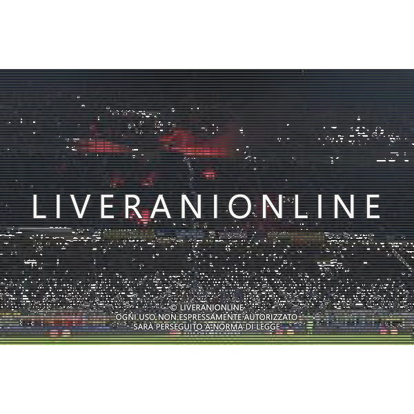 tifosi Benfica lanciano fumogeni nei settori sottostanti Inter vs Benfica Milano 19-04-2023 Stadio Giuseppe Meazza - San Siro UEFA Champions League quarti di finale - gara di ritorno foto Roberto Garavaglia/ag. Aldo Liverani sas/AGENZIA ALDO LIVERANI SAS