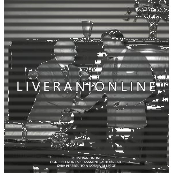 RETROSPETTIVA ANGELO RIZZOLI EDITORE E PRODUTTORE CINEMATOGRAFICO NELLA FOTO ANGELO RIZZOLI FIRMA IL CONTRATTO CON GLI AGENTI DI AVA GADNER NELL\'ANNO 1950 A ROMA AG ALDO LIVERANI SAS 