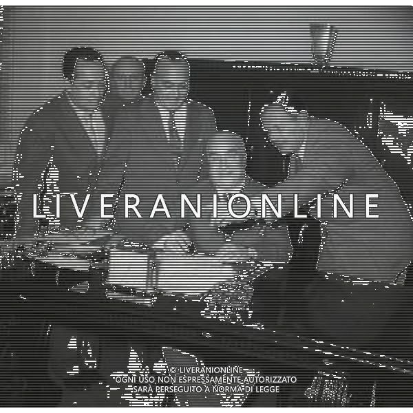 RETROSPETTIVA ANGELO RIZZOLI EDITORE E PRODUTTORE CINEMATOGRAFICO NELLA FOTO ANGELO RIZZOLI FIRMA IL CONTRATTO CON GLI AGENTI DI AVA GADNER NELL\'ANNO 1950 A ROMA AG ALDO LIVERANI SAS 