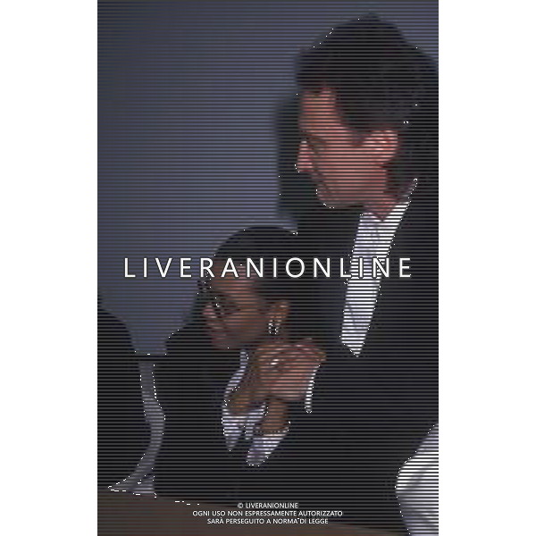 RETROSPETTIVA COMPLESSO MUSICALE DEI POOH NELLA FOTO I COMPONENTI DEL COMPLESSO MUSICALE DEI POOH- RED CANZIAN DODI BATTAGLIA STEFANO D\'ORAZIO DEE DEE BRIDGEWATER E ROBY FACCHINETTI A SANREMO NELL\'ANNO 1990 AG ALDO LIVERANI SAS