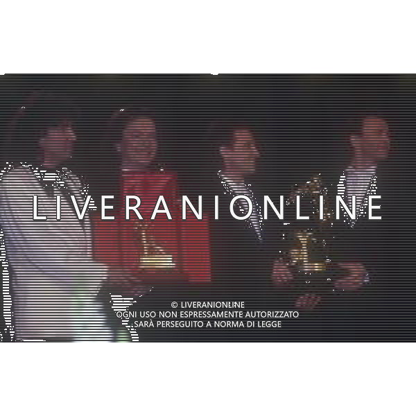 RETROSPETTIVA COMPLESSO MUSICALE DEI POOH NELLA FOTO IL COMPLESSO MUSICALE DEI POOH VINCE IL FESTIVAL DI SANREMO NELL\'ANNO 1990 AG ALDO LIVERANI SAS