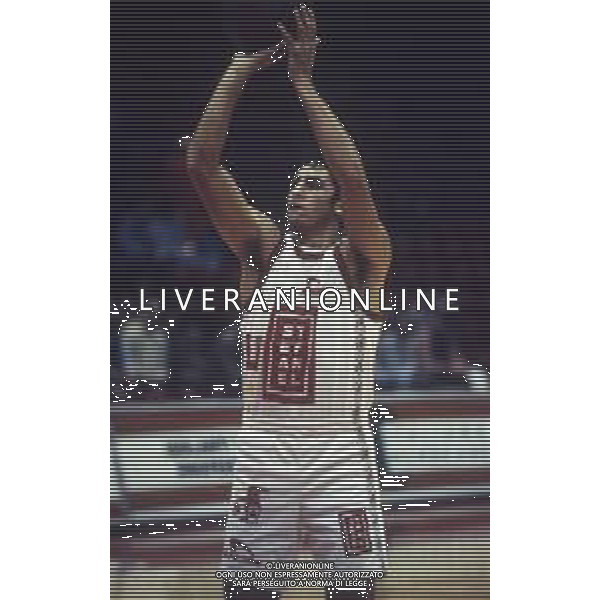 RETROSPETTIVA HUGO SCONOCHINI BASKET NELLA FOTO HUGO SCONOCHINI CON LA MAGLIA DELLA STEFANEL MILANO AG ALDO LIVERANI SAS