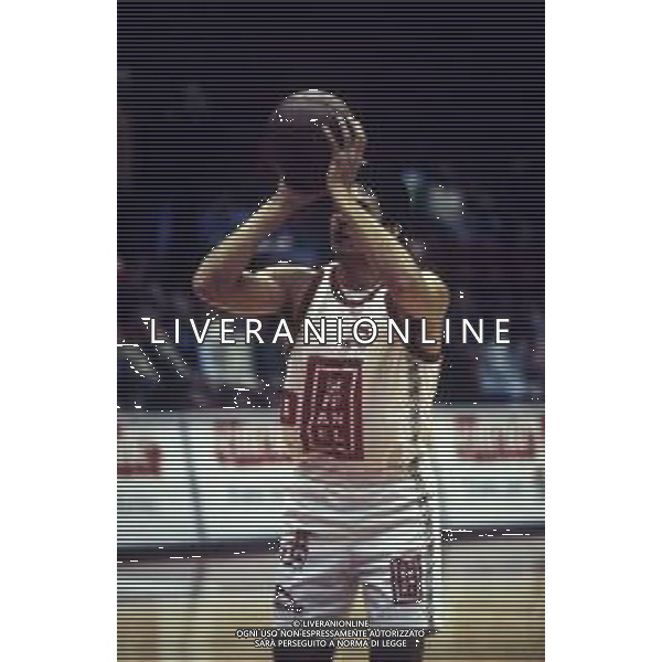 RETROSPETTIVA HUGO SCONOCHINI BASKET NELLA FOTO HUGO SCONOCHINI CON LA MAGLIA DELLA STEFANEL MILANO AG ALDO LIVERANI SAS