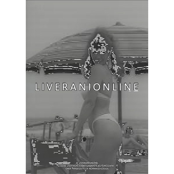 RETROSPETTIVA TINI CANSINO PSEUDONIMO DI PHOTINA LAPPA SHOWGIRL-ATTRICE E OPINIONISTA GRECA NELLA FOTO TINI CANSINO PSEUDONIMO DI PHOTINA LAPPA NELL\'ANNO 1985 IN SPIAGGIA A RIMINI AG ALDO LIVERANI SAS 