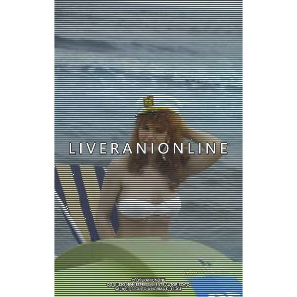 RETROSPETTIVA TINI CANSINO PSEUDONIMO DI PHOTINA LAPPA SHOWGIRL-ATTRICE E OPINIONISTA GRECA NELLA FOTO TINI CANSINO PSEUDONIMO DI PHOTINA LAPPA NELL\'ANNO 1985 IN SPIAGGIA A RIMINI AG ALDO LIVERANI SAS 