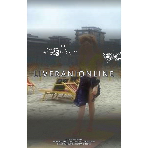 RETROSPETTIVA TINI CANSINO PSEUDONIMO DI PHOTINA LAPPA SHOWGIRL-ATTRICE E OPINIONISTA GRECA NELLA FOTO TINI CANSINO PSEUDONIMO DI PHOTINA LAPPA NELL\'ANNO 1985 IN SPIAGGIA A RIMINI AG ALDO LIVERANI SAS 