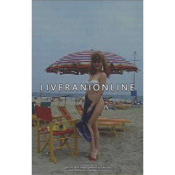 RETROSPETTIVA TINI CANSINO PSEUDONIMO DI PHOTINA LAPPA SHOWGIRL-ATTRICE E OPINIONISTA GRECA NELLA FOTO TINI CANSINO PSEUDONIMO DI PHOTINA LAPPA NELL\'ANNO 1985 IN SPIAGGIA A RIMINI AG ALDO LIVERANI SAS 
