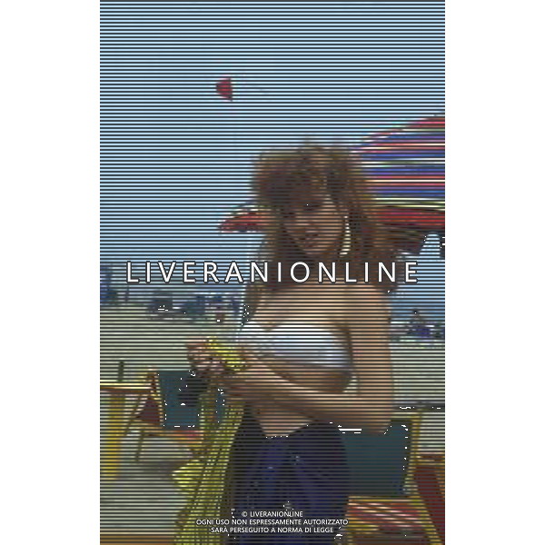 RETROSPETTIVA TINI CANSINO PSEUDONIMO DI PHOTINA LAPPA SHOWGIRL-ATTRICE E OPINIONISTA GRECA NELLA FOTO TINI CANSINO PSEUDONIMO DI PHOTINA LAPPA NELL\'ANNO 1985 IN SPIAGGIA A RIMINI AG ALDO LIVERANI SAS 