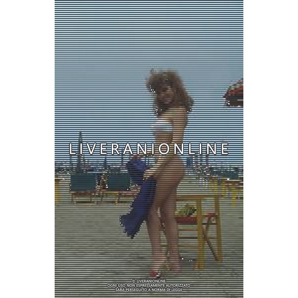 RETROSPETTIVA TINI CANSINO PSEUDONIMO DI PHOTINA LAPPA SHOWGIRL-ATTRICE E OPINIONISTA GRECA NELLA FOTO TINI CANSINO PSEUDONIMO DI PHOTINA LAPPA NELL\'ANNO 1985 IN SPIAGGIA A RIMINI AG ALDO LIVERANI SAS 