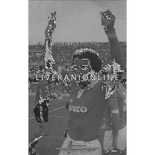 RETROSPETTIVA GERONIMO BARBADILLO CALCIATORE NELLA FOTO GERONIMO BARBADILLO CON LA MAGLIA DELL\'AVELLINO CALCIO NELL\'ANNO 1983-1984 AG ALDO LIVERANI SAS 