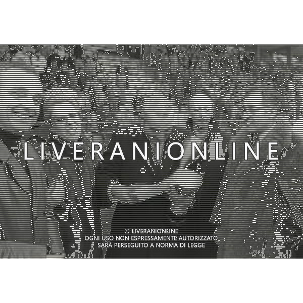 1983 VIAREGGIO STADIO DEI PINI-FINALE DEL TORNEO DI VIAREGGIO ROMA- INTER 2-0 NELLA FOTO DINO VIOLA PRESIDENTE ROMA CALCIO PREMIATO AG ALDO LIVERANI SAS