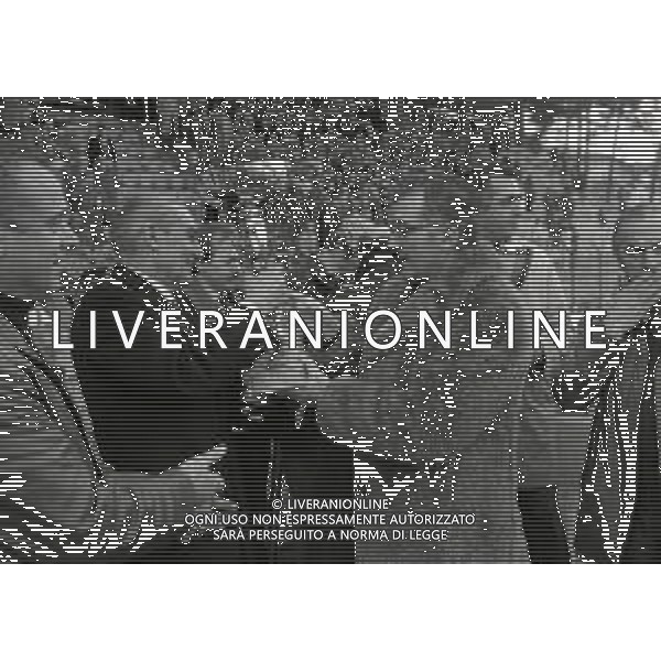 1983 VIAREGGIO STADIO DEI PINI-FINALE DEL TORNEO DI VIAREGGIO ROMA- INTER 2-0 NELLA FOTO DINO VIOLA PRESIDENTE ROMA CALCIO PREMIATO AG ALDO LIVERANI SAS