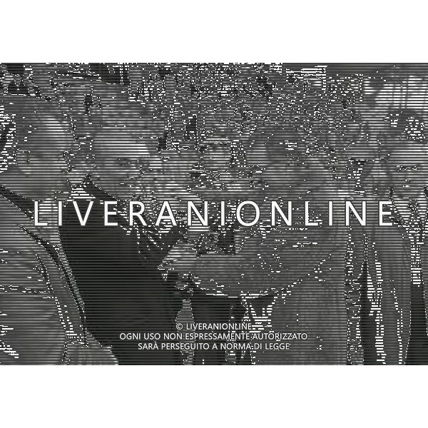 1983 VIAREGGIO STADIO DEI PINI-FINALE DEL TORNEO DI VIAREGGIO ROMA- INTER 2-0 NELLA FOTO DINO VIOLA PRESIDENTE ROMA CALCIO PREMIATO AG ALDO LIVERANI SAS