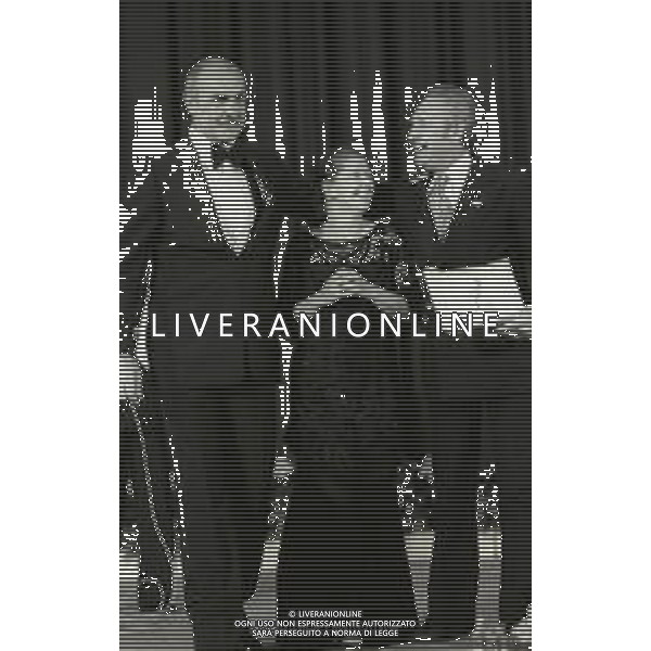RETROSPETTIVA ANDREZEJ WAJDA REGISTA NELLA FOTO SEAN CONNERY ANDREZEJ WAJDA E LA MOGLIE A CANNES NELL\'ANNO 1981 AG ALDO LIVERANI SAS