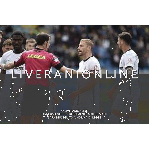 TVRG Federico Dionisi (Ascoli) protesta con l\'arbitro Giovanni Ayroldi di Molfetta (BA) Como vs Ascoli Como 22-04-2023 Stadio Giuseppe Sinigaglia Campionato Serie BKT - 34a giornata foto Roberto Garavaglia/ag. Aldo Liverani sas