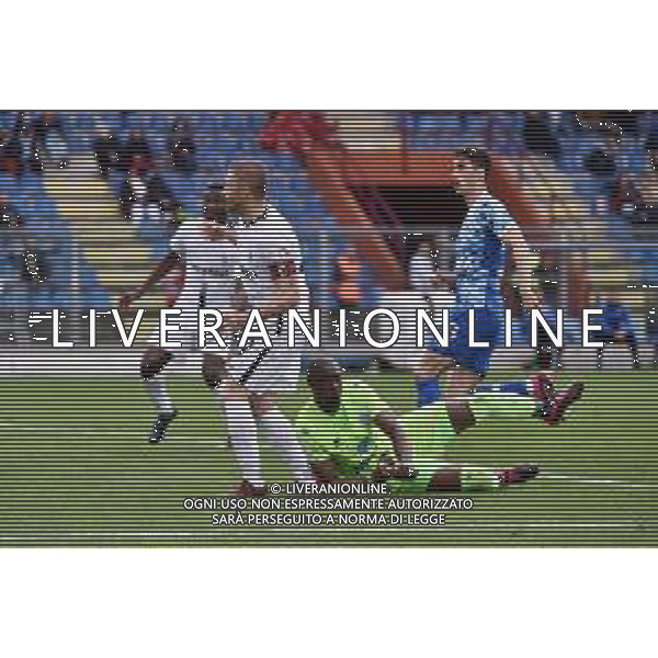 TVRG il contatto in area tra Federico Dionisi (Ascoli) e Alfred Gomis (Como) giudicato da rigore dall\'arbitro Giovanni Ayroldi di Molfetta (BA) Como vs Ascoli Como 22-04-2023 Stadio Giuseppe Sinigaglia Campionato Serie BKT - 34a giornata foto Roberto Garavaglia/ag. Aldo Liverani sas / AGENZIA ALDO LIVERANI SAS