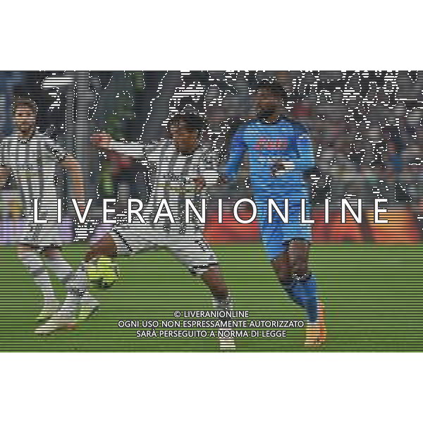 Torino 21.04.2023 Allianz Stadium Juventus vs Napoli Campionato Calcio Serie A TIM 2022/2023 31a giornata Nella foto: JUAN CUADRADO-ANDRE\' ANGUISSA ©Viganti AGENZIA ALDO LIVERANI SAS
