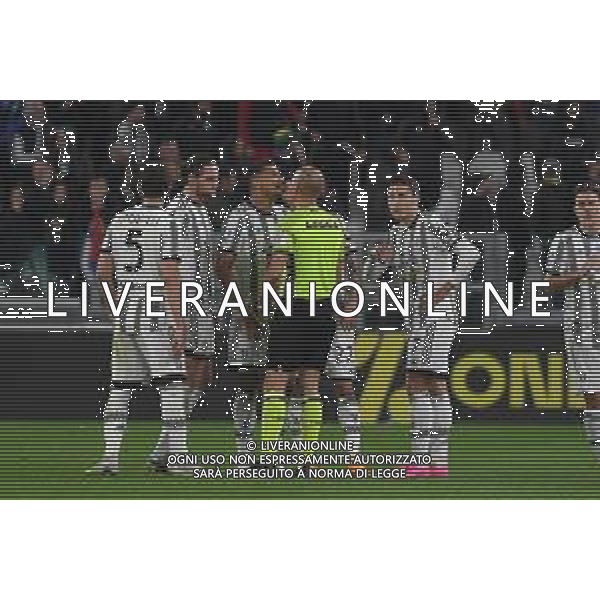 Torino 21.04.2023 Allianz Stadium Juventus vs Napoli Campionato Calcio Serie A TIM 2022/2023 31a giornata Nella foto: proteste juve con l\'arbitro michael fabbri dopo il gol annullato a angel di maria ©Viganti AGENZIA ALDO LIVERANI SAS