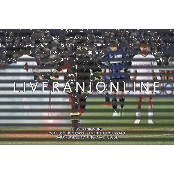 TVRG fumogeno lanciato in campo Atalanta vs Roma Bergamo 24-04-2023 Gewiss Stadium - Stadio Atleti Azzurri d\'Italia Campionato Serie A TIM - 31a giornata foto Roberto Garavaglia/ag. Aldo Liverani sas / AGENZIA ALDO LIVERANI SAS