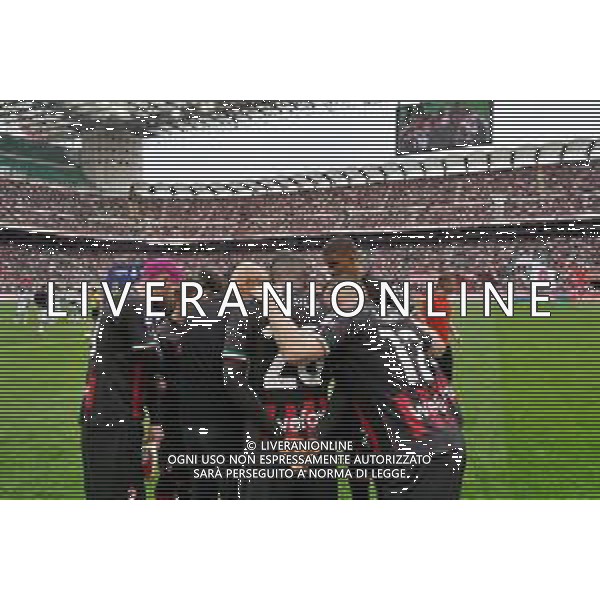 AC Milan team form a circle prior to the Italian soccer Serie A match AC Milan vs US Lecce on April 23, 2023 at Giuseppe Meazza Stadium in Milan, Italy. Photo by Emmanuele Mastrodonato/ag. Aldo Liverani sas/ AGENZIA ALDO LIVERANI SAS