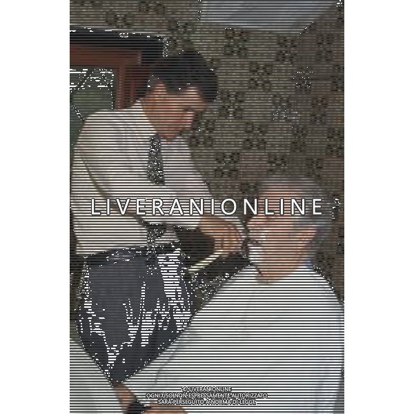 RETROSPETTIVA MARIO SOLDATI SCRITTORE E REGISTA NELLA FOTO NEL 1989 NELLA SUA VILLA A TELLARO (LA SPEZIA) MENTRE IL BARBIERE LUCIANO GLI TAGLIA LA BARBA ©ARCHIVIO JAMES SAVOIA / AGENZIA ALDO LIVERANI SAS