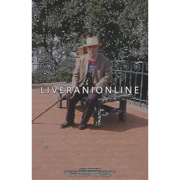 RETROSPETTIVA MARIO SOLDATI SCRITTORE E REGISTA NELLA FOTO NEL 1989 NELLA SUA VILLA A TELLARO (LA SPEZIA) NEL SUO GIARDINO ©ARCHIVIO JAMES SAVOIA / AGENZIA ALDO LIVERANI SAS