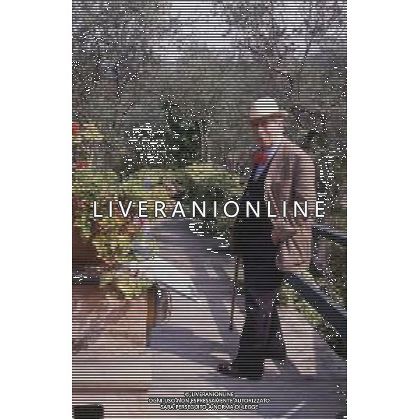 RETROSPETTIVA MARIO SOLDATI SCRITTORE E REGISTA NELLA FOTO NEL 1989 NELLA SUA VILLA A TELLARO (LA SPEZIA) NEL SUO GIARDINO ©ARCHIVIO JAMES SAVOIA / AGENZIA ALDO LIVERANI SAS