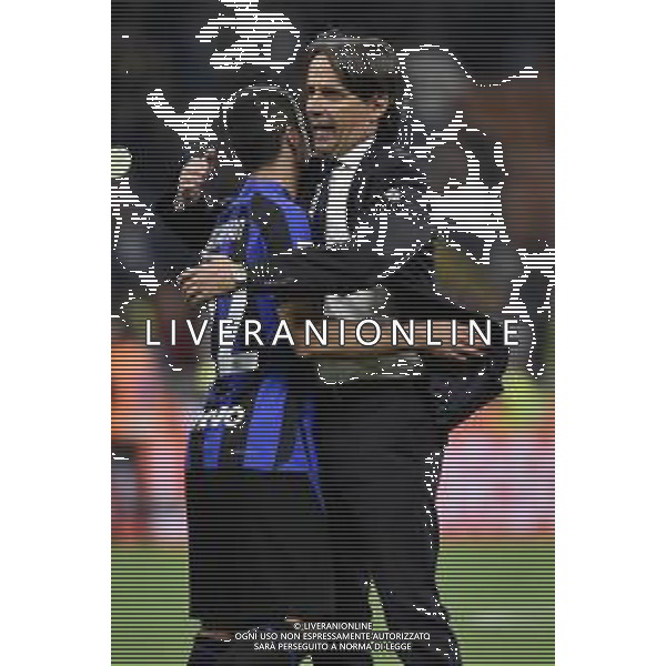 Henrikh Mkhitaryan (Inter) SX e Simone Inzaghi allenatore Inter DX Inter vs Juventus Milano 26-04-2023 Stadio Giuseppe Meazza San Siro Coppa Italia Frecciarossa - semifinale gara di ritorno foto Roberto Garavaglia/ag. Aldo Liverani sas