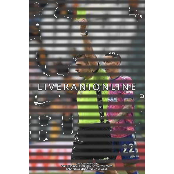 Torino 03.05.2023 Allianz Stadium Juventus vs Lecce Campionato Calcio Serie A TIM 2022/2023 33a giornata Nella foto: francesco forneau arbitro con il cartellino giallo ©Viganti / AGENZIA ALDO LIVERANI SAS