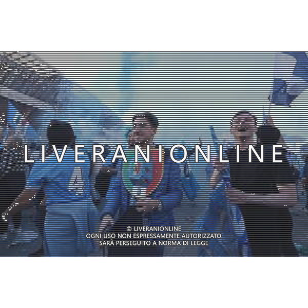 04-05-20323 Napoli- Festeggiamenti dei tifosi per la vittoria dello scudetto fuori lo stadio Diego Armando Maradona Foto Mosca, Ag.Liverani