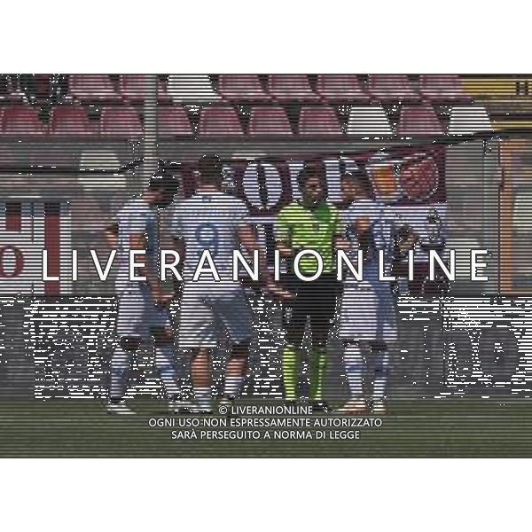 REGGINA - COMO CAMPIONATO CALCIO SERIE BKT 06.05.2023 NELLA FOTO PROTESTE CON ARBITRO LUCA MASSIMI DOPO GOL ANNULLATO ©PASQUALE GARREFFA / AGENZIA ALDO LIVERANI SAS