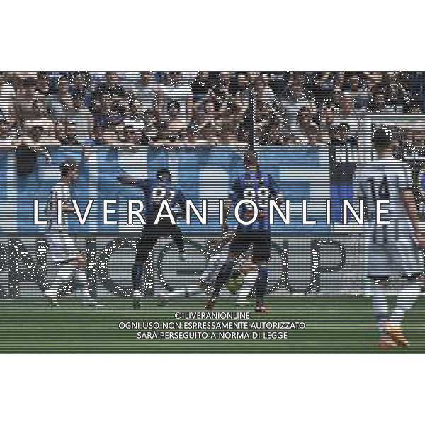 il tiro di Duvan Zapata (Atalanta) ribatturto da Manuel Locatelli (Juventus) l\'arbitro Daniele Doveri di Roma e il VAR lasciano giocare Atalanta vs Juventus Bergamo 24-04-2023 Gewiss Stadium - Stadio Atleti Azzurri d\'Italia Campionato Serie A TIM - 34a giornata foto Roberto Garavaglia/ag. Aldo Liverani sas / AGENZIA ALDO LIVERANI SAS