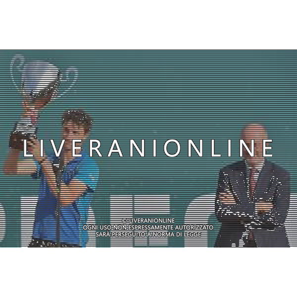 07-05-2023, torneo internazionale di tennis Sardegna Open Challenger 173, presso Tennis club Monte Urpinu, Cagliari. In gara Ugo Humbert (Francia) contro Laslo Djere (Serbia). Salvatore Moi/Aldo Liverani s.a.s. Nella foto: Premiazioni del singolo, vince Humbert (Francia), nella foto chi premia: Angelo Binaghi (presidente vfederazione italiana tennis)