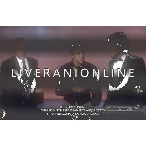 RETROSPETTIVA GIGI PROIETTI ATTORE NELLA FOTO GIGI PROIETTI CON ADRIANO CELENTANO E PIPPO BAUDO NELLA TRASMISSIONE TELEVISIVA “FANTASTICO 4“ NELL\'ANNO 1983 AG ALDO LIVERANI SAS