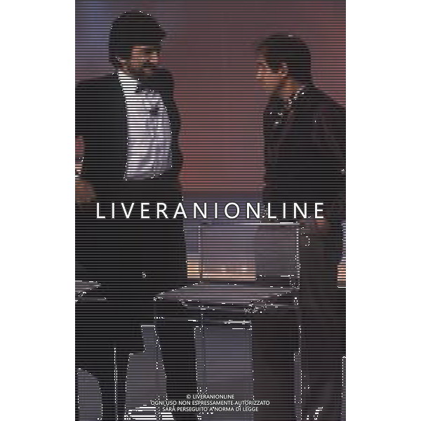 RETROSPETTIVA GIGI PROIETTI ATTORE NELLA FOTO GIGI PROIETTI CON ADRIANO CELENTANO NELLA TRASMISSIONE TELEVISIVA “FANTASTICO 4“ NELL\'ANNO 1983 AG ALDO LIVERANI SAS