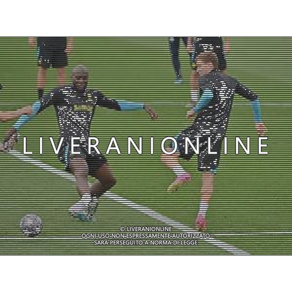 TVRG Allenamento Inter nella foto Romelu Lukaku (Inter) e Nicolo\' Barella (Inter) Appiano Gentile (CO) 09-05-2023 Centro sportivo Suning in memoria di Angelo Moratti Allenamento dell\'Inter in preparazione della gara contro il Milan valevole per la gara di andata delle semifinali della UEFA Champions League foto Roberto Garavaglia/ag. Aldo Liverani sas/ AGENZIA ALDO LIVERANI SAS