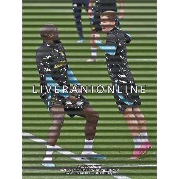 TVRG Allenamento Inter nella foto Romelu Lukaku (Inter) e Nicolo\' Barella (Inter) Appiano Gentile (CO) 09-05-2023 Centro sportivo Suning in memoria di Angelo Moratti Allenamento dell\'Inter in preparazione della gara contro il Milan valevole per la gara di andata delle semifinali della UEFA Champions League foto Roberto Garavaglia/ag. Aldo Liverani sas/ AGENZIA ALDO LIVERANI SAS