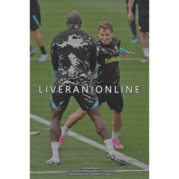 TVRG Allenamento Inter nella foto Romelu Lukaku (Inter) e Nicolo\' Barella (Inter) Appiano Gentile (CO) 09-05-2023 Centro sportivo Suning in memoria di Angelo Moratti Allenamento dell\'Inter in preparazione della gara contro il Milan valevole per la gara di andata delle semifinali della UEFA Champions League foto Roberto Garavaglia/ag. Aldo Liverani sas/ AGENZIA ALDO LIVERANI SAS
