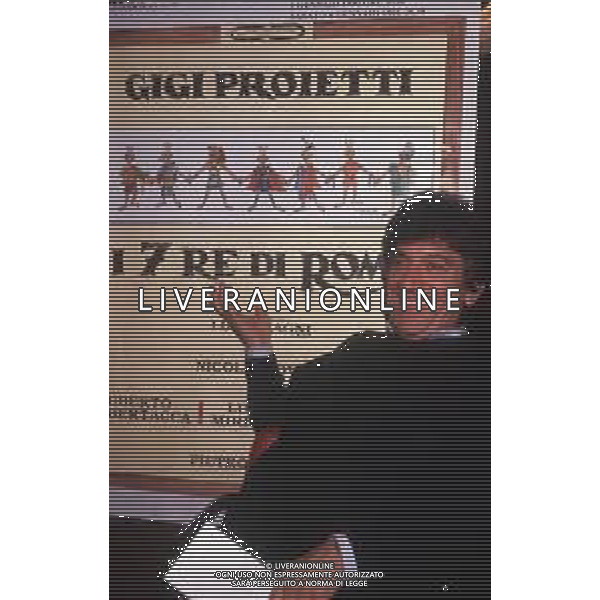 RETROSPETTIVA GIGI PROIETTI ATTORE NELLA FOTO GIGI PROIETTI CONFERENZA STAMPA “I SETTE RE DI ROMA“ NELL\'ANNO 1989 AL TEATRO NUOVO DI MILANO AG ALDO LIVERANI SAS  