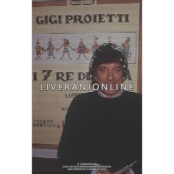 RETROSPETTIVA GIGI PROIETTI ATTORE NELLA FOTO GIGI PROIETTI CONFERENZA STAMPA “I SETTE RE DI ROMA“ NELL\'ANNO 1989 AL TEATRO NUOVO DI MILANO AG ALDO LIVERANI SAS  