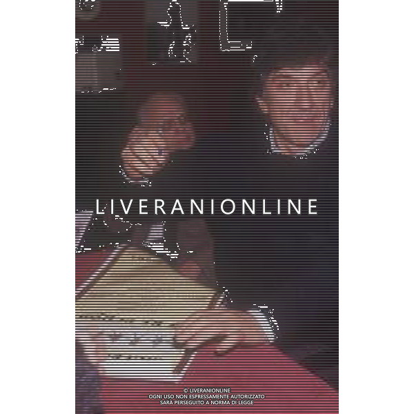 RETROSPETTIVA GIGI PROIETTI ATTORE NELLA FOTO GIGI PROIETTI CONFERENZA STAMPA “I SETTE RE DI ROMA“ NELL\'ANNO 1989 AL TEATRO NUOVO DI MILANO AG ALDO LIVERANI SAS  