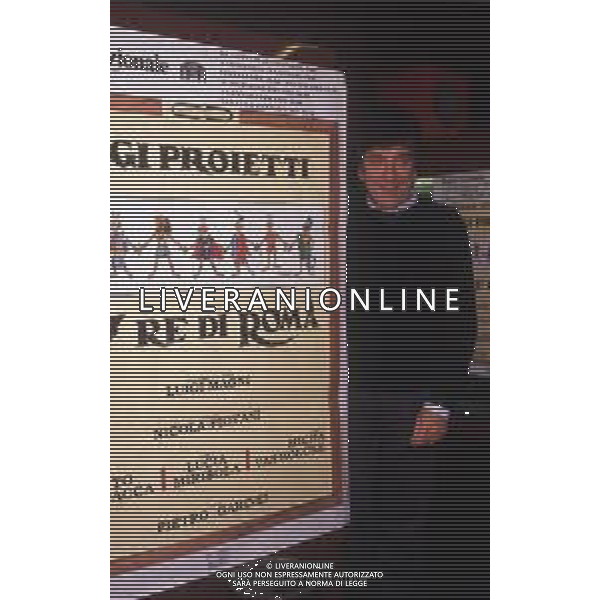 RETROSPETTIVA GIGI PROIETTI ATTORE NELLA FOTO GIGI PROIETTI CONFERENZA STAMPA “I SETTE RE DI ROMA“ NELL\'ANNO 1989 AL TEATRO NUOVO DI MILANO AG ALDO LIVERANI SAS  