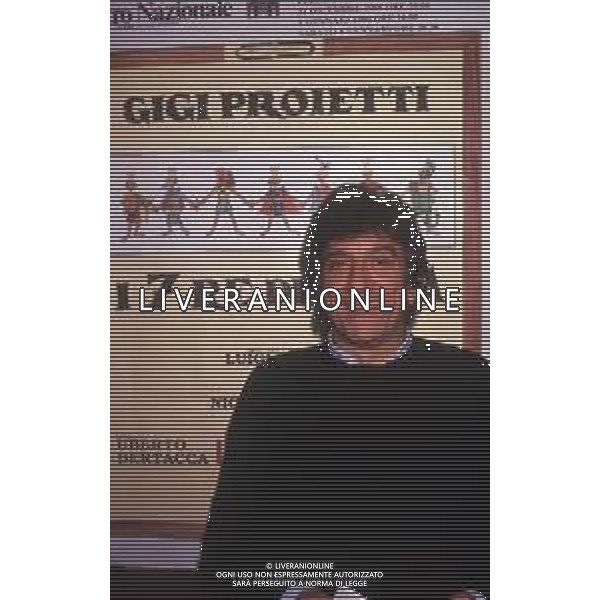 RETROSPETTIVA GIGI PROIETTI ATTORE NELLA FOTO GIGI PROIETTI CONFERENZA STAMPA “I SETTE RE DI ROMA“ NELL\'ANNO 1989 AL TEATRO NUOVO DI MILANO AG ALDO LIVERANI SAS  