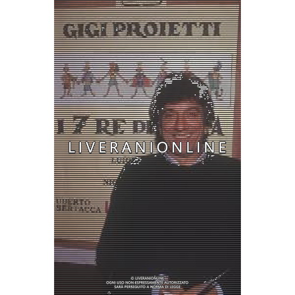 RETROSPETTIVA GIGI PROIETTI ATTORE NELLA FOTO GIGI PROIETTI CONFERENZA STAMPA “I SETTE RE DI ROMA“ NELL\'ANNO 1989 AL TEATRO NUOVO DI MILANO AG ALDO LIVERANI SAS   